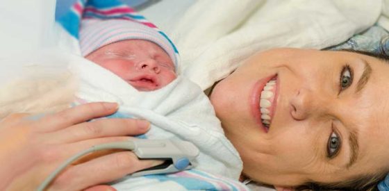 Kaiserschnitt nach Einsetzen der Wehen: Besser für die Gesundheit des Babys