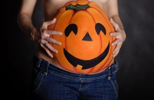 Süße Schwangerschaftsverkündigungen im Halloween-Stil 