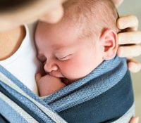 Babytrage: Was frischgebackene Eltern beim Kauf beachten sollten