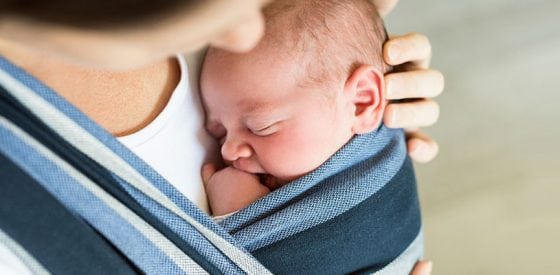 Babytrage: Was frischgebackene Eltern beim Kauf beachten sollten