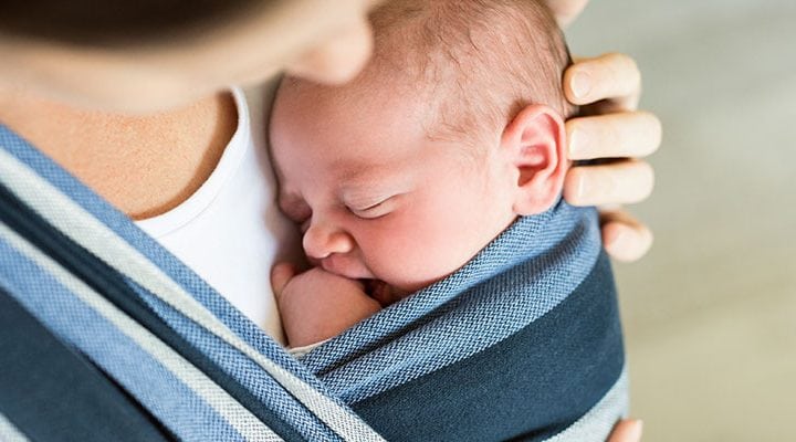 Babytrage: Was frischgebackene Eltern beim Kauf beachten sollten