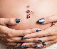 Körperkunst während der Schwangerschaft: sind Piercings und Tatoos ok?