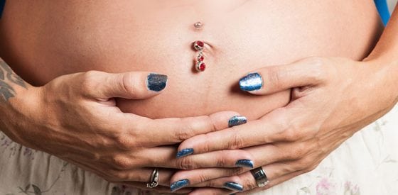 Körperkunst während der Schwangerschaft: sind Piercings und Tatoos ok?