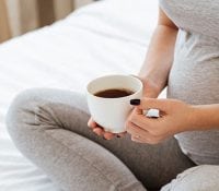 Was die Forschung über Ihre morgendliche Tasse Kaffe während der Schwangerschaft sagt