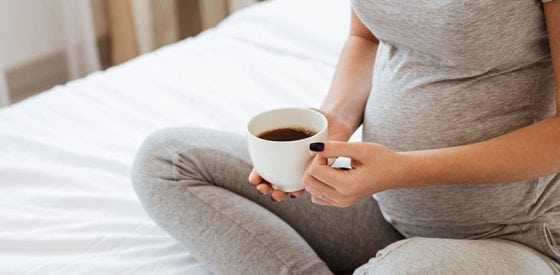 Was die Forschung über Ihre morgendliche Tasse Kaffe während der Schwangerschaft sagt