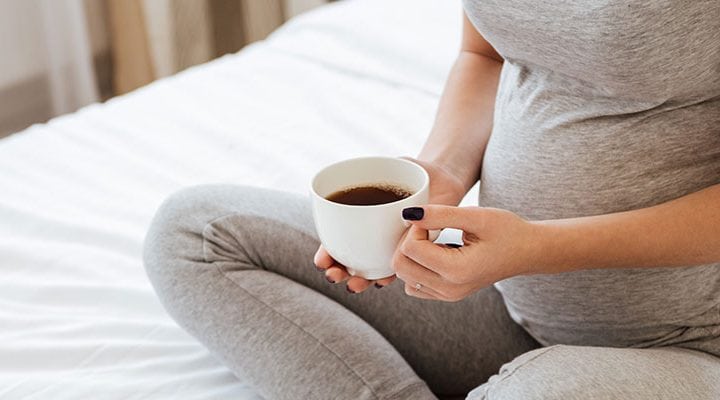 Was die Forschung über Ihre morgendliche Tasse Kaffe während der Schwangerschaft sagt