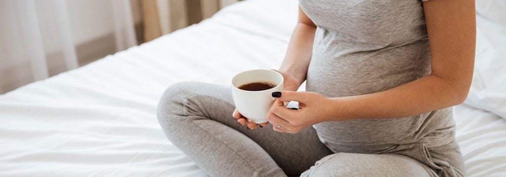 Was die Forschung über Ihre morgendliche Tasse Kaffe während der Schwangerschaft sagt