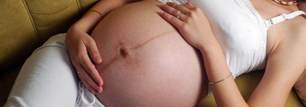 Linea nigra: Die dunkle Linie auf dem Schwangerschaftsbauch