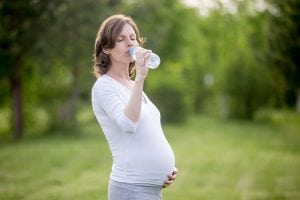 Hitze, Flüssigkeitszufuhr und andere Gesundheitssorgen während einer Schwangerschaft im Sommer 2