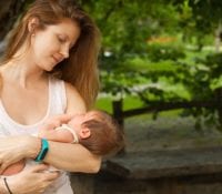 Kann man sein Baby zu viel im Arm halten? Die Wissenschaft sagt ganz klar: „Nein!“ 1