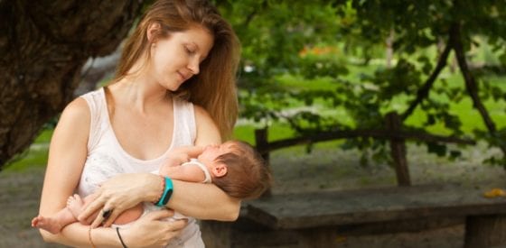 Kann man sein Baby zu viel im Arm halten? Die Wissenschaft sagt ganz klar: „Nein!“ 1