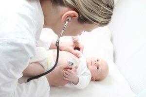 Neugeborenen-Untersuchung: Früherkennung von Mukoviszidose und anderen gesundheitlichen Problemen