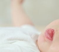 Wie ein angewachsenes Zungenbändchen beim Baby zu verstehen und zu behandeln ist 2