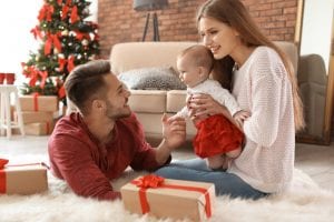 Babysicheres Weihnachtsbaumschmücken und weitere Feiertagstipps für frischgebackene Eltern 1