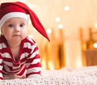 Babysicheres Weihnachtsbaumschmücken und weitere Feiertagstipps für frischgebackene Eltern