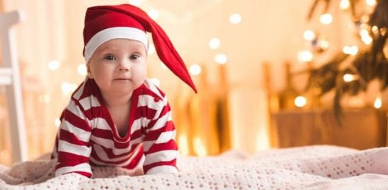 Babysicheres Weihnachtsbaumschmücken und weitere Feiertagstipps für frischgebackene Eltern