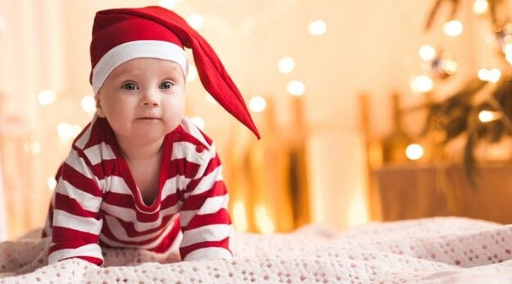 Babysicheres Weihnachtsbaumschmücken und weitere Feiertagstipps für frischgebackene Eltern