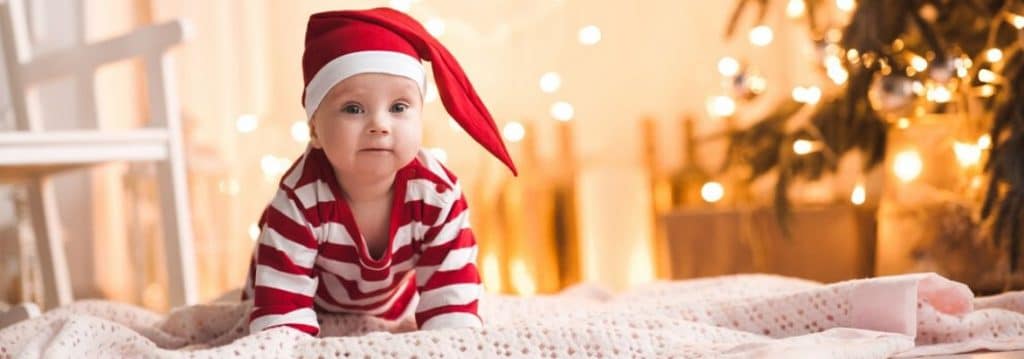 Babysicheres Weihnachtsbaumschmücken und weitere Feiertagstipps für frischgebackene Eltern