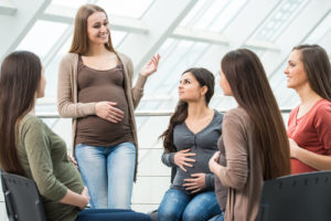 Freundschaften während der Schwangerschaft zur Priorität machen 1