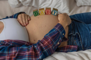 Kreative Babybauch-Fotoideen, die Sie vor dem Geburtstermin umsetzen sollten 4