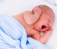Wie man mit zu frühem Aufwachen bei einem Säugling umgeht