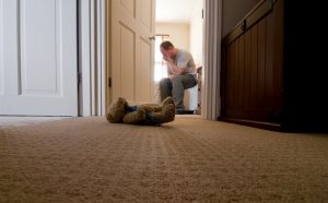 Ein Jahr nach der Geburt ihres Kindes sind Väter einem erhöhten Risiko für Depressionen ausgesetzt 1