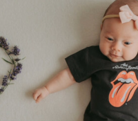 Zwei Monate alte Babys beginnen bereits, die Welt zu verstehen