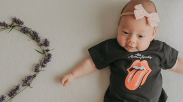 Zwei Monate alte Babys beginnen bereits, die Welt zu verstehen