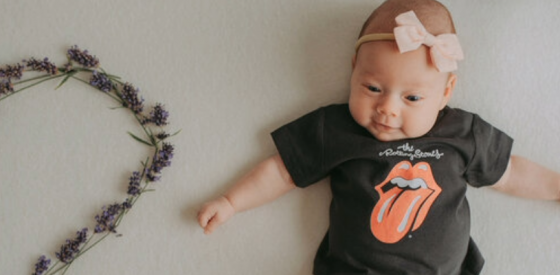 Zwei Monate alte Babys beginnen bereits, die Welt zu verstehen