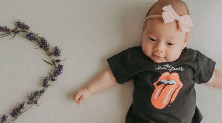 Zwei Monate alte Babys beginnen bereits, die Welt zu verstehen