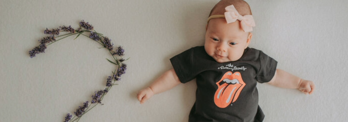 Zwei Monate alte Babys beginnen bereits, die Welt zu verstehen