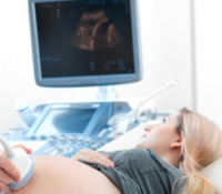 Tragbares Ultraschall-Pflaster überwacht Babys im Mutterleib in Echtzeit