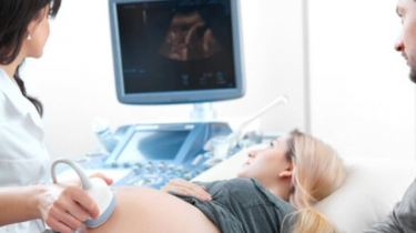 Tragbares Ultraschall-Pflaster überwacht Babys im Mutterleib in Echtzeit