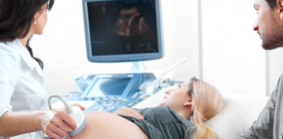 Tragbares Ultraschall-Pflaster überwacht Babys im Mutterleib in Echtzeit