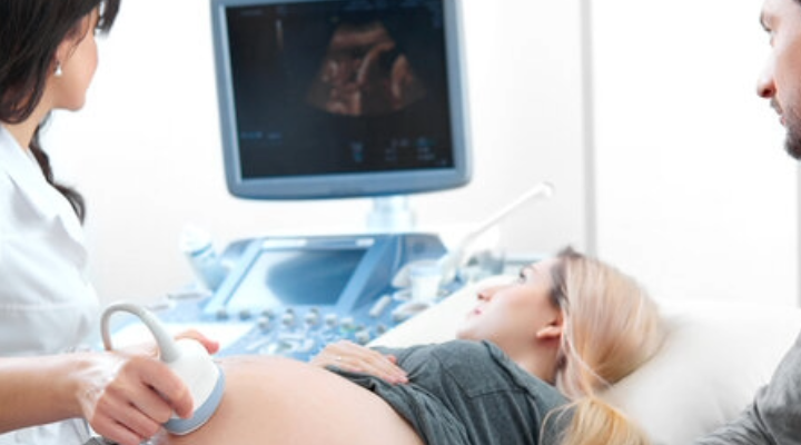 Tragbares Ultraschall-Pflaster überwacht Babys im Mutterleib in Echtzeit